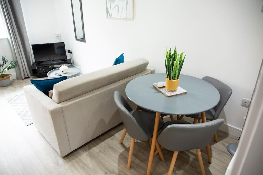 Bridge House Apartments - Free Parking Shottery Eksteriør bilde