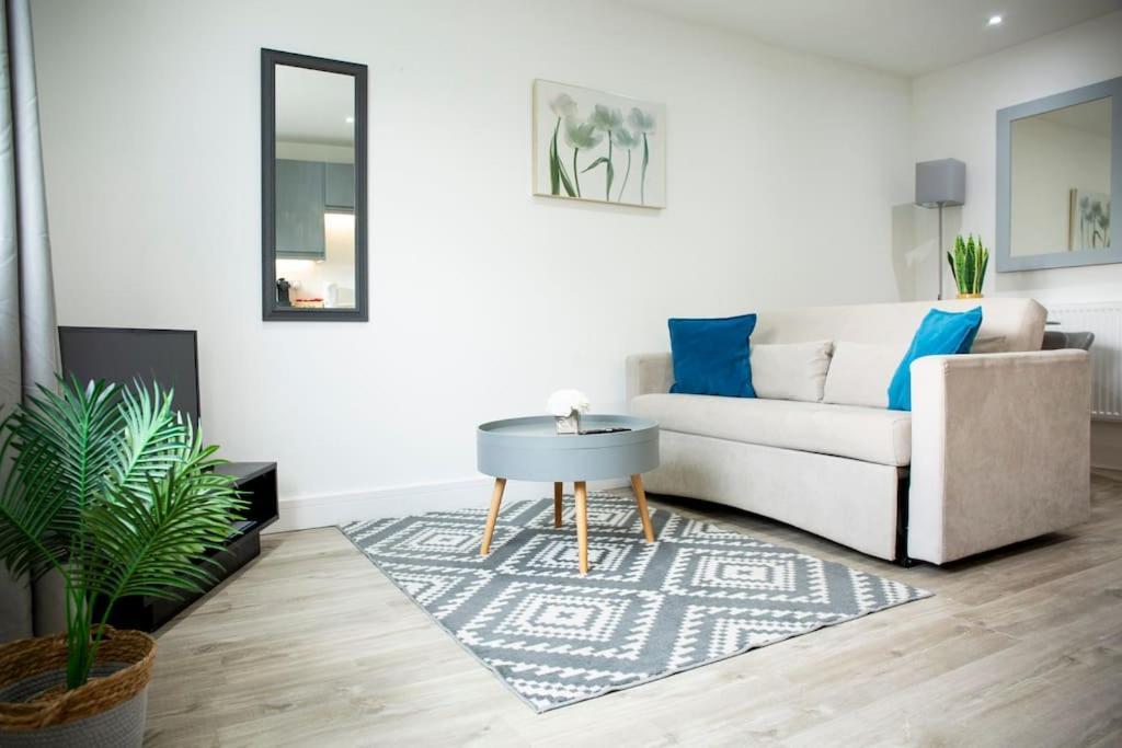 Bridge House Apartments - Free Parking Shottery Eksteriør bilde
