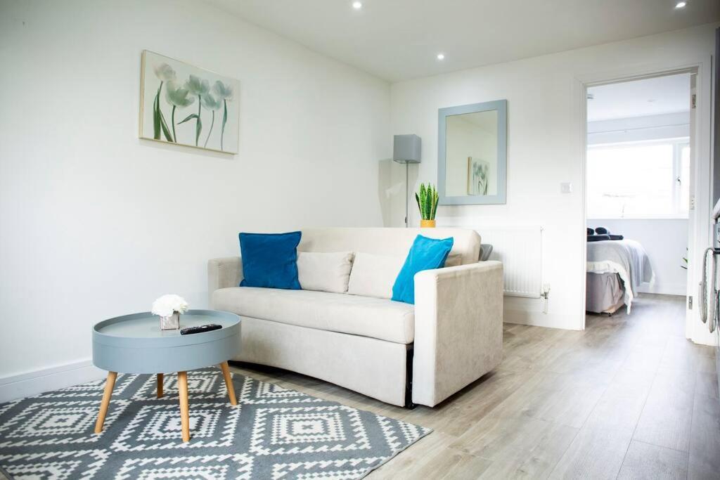 Bridge House Apartments - Free Parking Shottery Eksteriør bilde