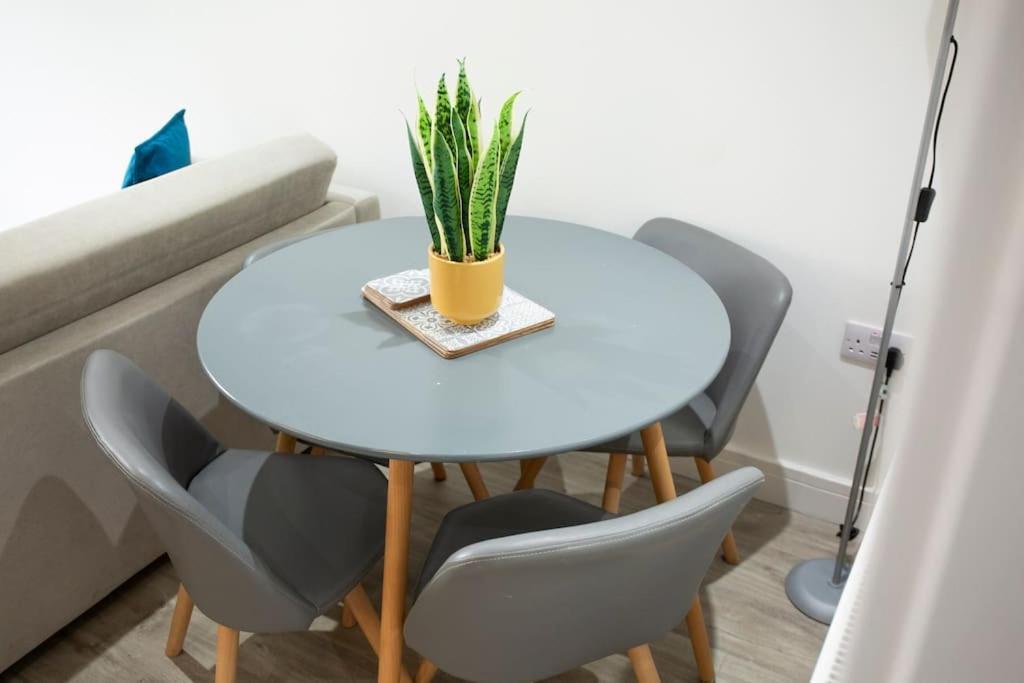 Bridge House Apartments - Free Parking Shottery Eksteriør bilde