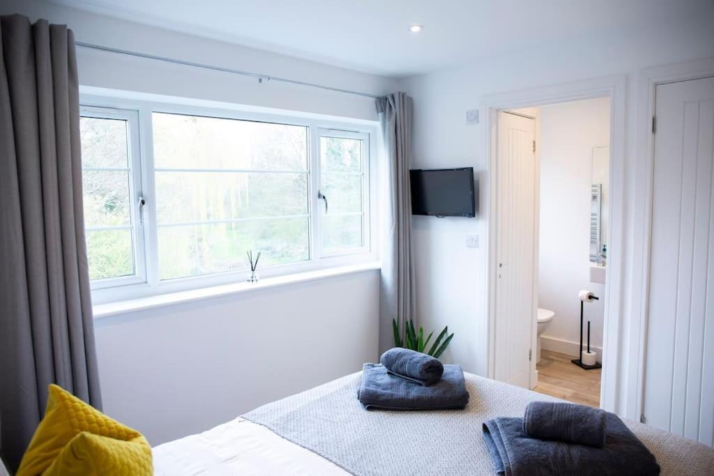 Bridge House Apartments - Free Parking Shottery Eksteriør bilde