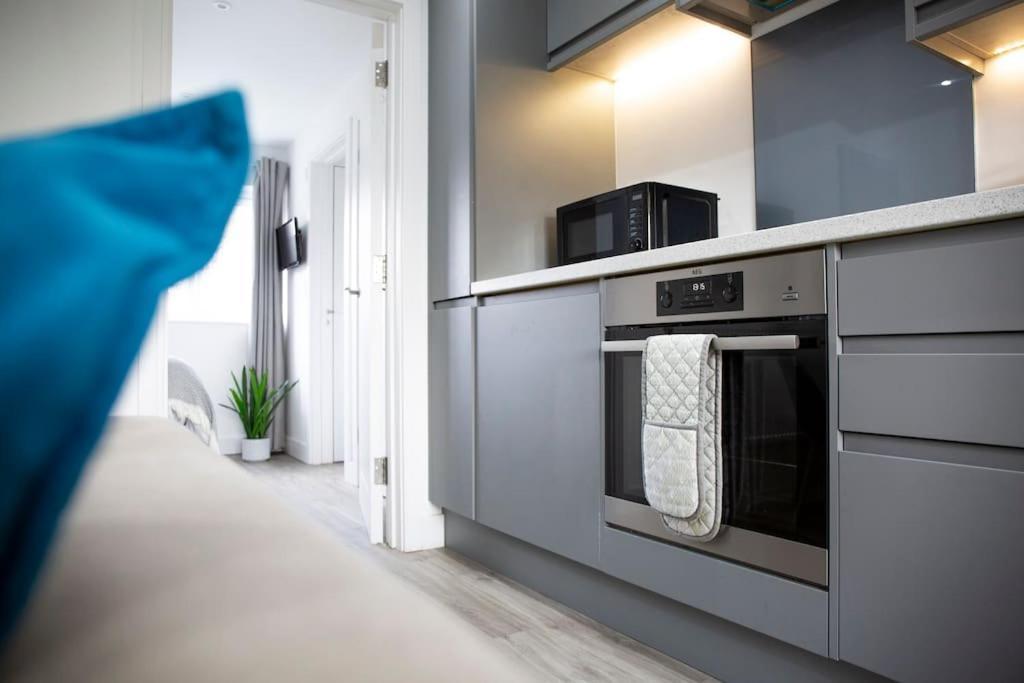 Bridge House Apartments - Free Parking Shottery Eksteriør bilde