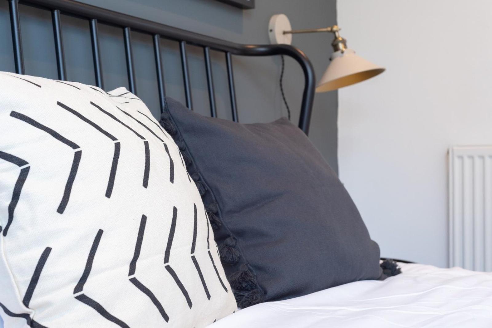 Bridge House Apartments - Free Parking Shottery Eksteriør bilde